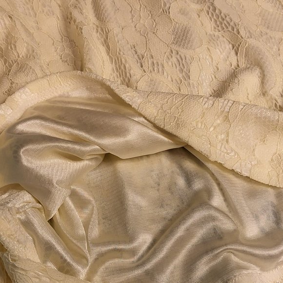 Vintage-Inspired White Lace Blouse, High ruffled neckline with bow and brooch - Picture 4 of 6